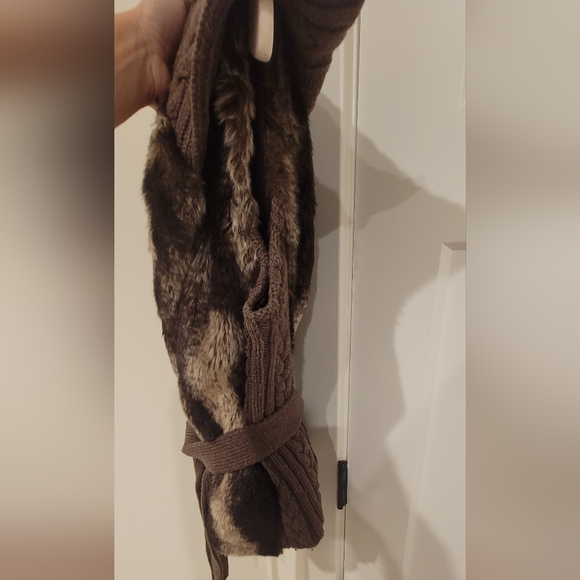 Faux fur and sweater material vest. - Picture 3 of 3